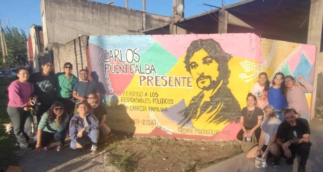 Grupo de docentes frente al mural terminado