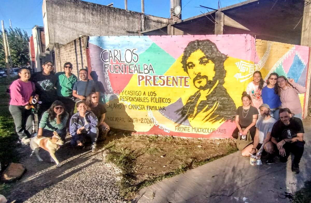 Compañerxs del Frente Multicolor junto al mural